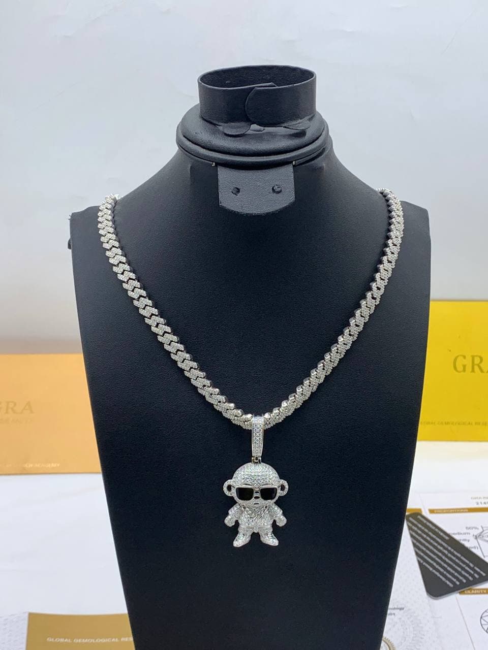 VVS Mossainite Cuban Neckchain and Iced out Zirkoon Pendant